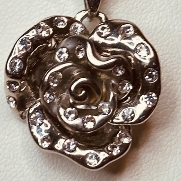 Silver Tone Rose Shaped Pendant w/Clear Crystals & Snake Chain Vintage - Picture 2 of 15